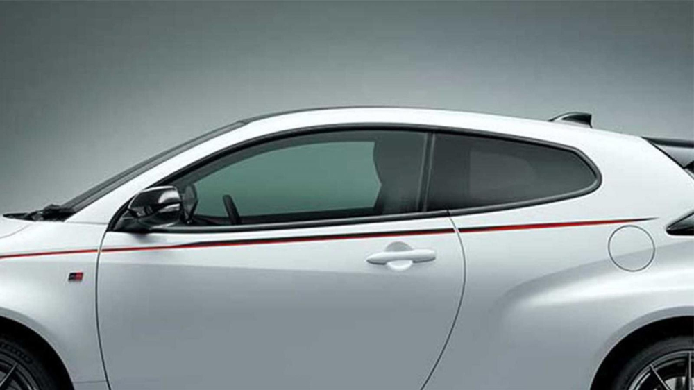 Sườn xe Toyota GR Yaris 2020 nâng cấp có một sọc đỏ dài