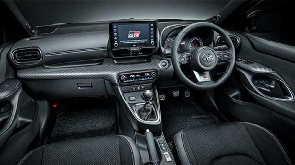 Không gian nội thất Toyota GR Yaris 2020 nâng cấp cũng có thảm sàn, các chi tiết trang trí mới