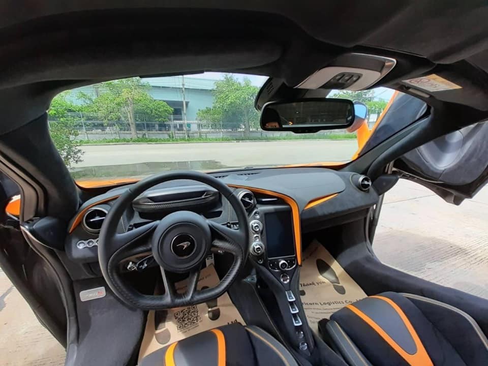 Nội thất chiếc siêu xe mui trần McLaren 720S Spider màu cam độc nhất Việt Nam Nội thất chiếc siêu xe mui trần McLaren 720S Spider màu cam độc nhất Việt Nam
