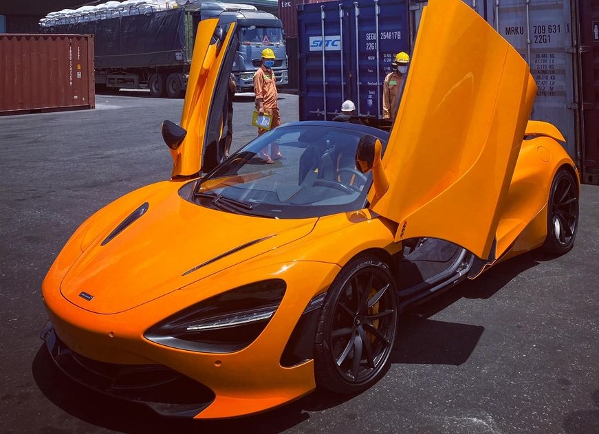 McLaren 720S Spider màu cam tung cánh sau khi được mang ra bên ngoài McLaren 720S Spider màu cam tung cánh sau khi được mang ra bên ngoài