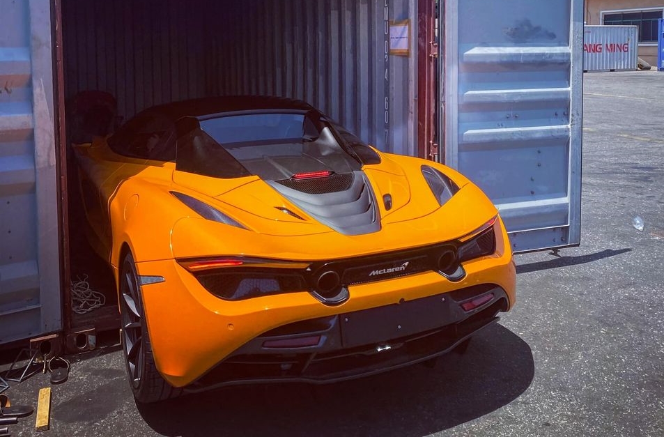 Siêu xe mui trần McLaren 720S Spider được lùi từ trong container ra bên ngoài cảng Tiên Sa, Đà Nẵng Siêu xe mui trần McLaren 720S Spider được lùi từ trong container ra bên ngoài cảng Tiên Sa, Đà Nẵng
