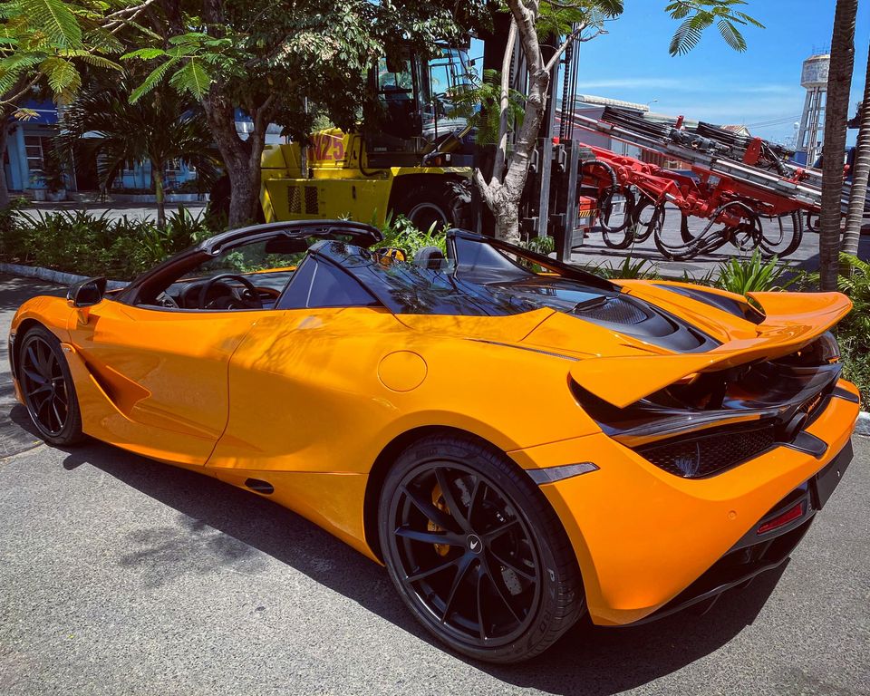 Chiếc xe McLaren 720S Spider màu cam này thuộc bản cao cấp nhất Chiếc xe McLaren 720S Spider màu cam này thuộc bản cao cấp nhất