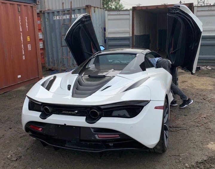 Vẻ đẹp của si&ecirc;u xe mui trần McLaren 720S Spider nh&igrave;n từ ph&iacute;a sau