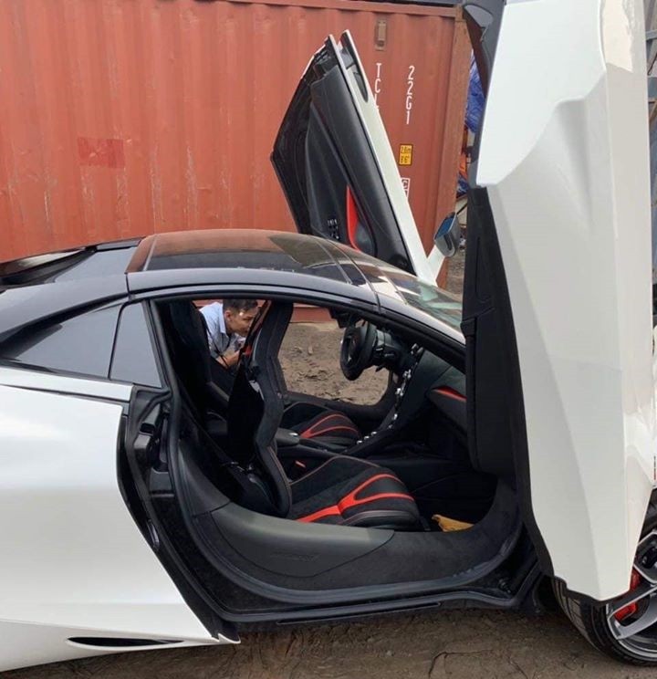 C&ograve;n đ&acirc;y l&agrave; nội thất của si&ecirc;u xe mui trần McLaren 720S Spider