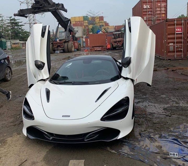 H&igrave;nh ảnh của chiếc si&ecirc;u xe mui trần McLaren 720S Spider l&uacute;c mới cập cảng Việt Nam