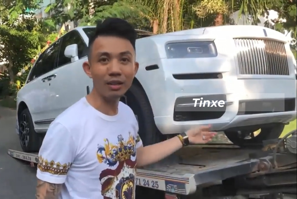 Minh Nhựa háo hức trong ngày nhận bàn giao SUV siêu sang Rolls-Royce Cullinan