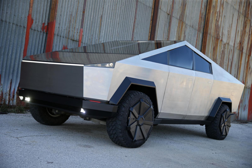Phải công nhận là chiếc Tesla Cybertruck nhái rất ấn tượng và chuẩn xác Phải công nhận là chiếc Tesla Cybertruck nhái rất ấn tượng và chuẩn xác