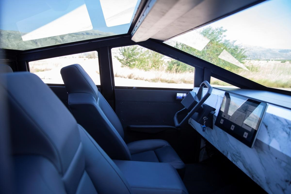 Không gian nội thất bên trong chiếc Tesla Cybertruck nhái Không gian nội thất bên trong chiếc Tesla Cybertruck nhái