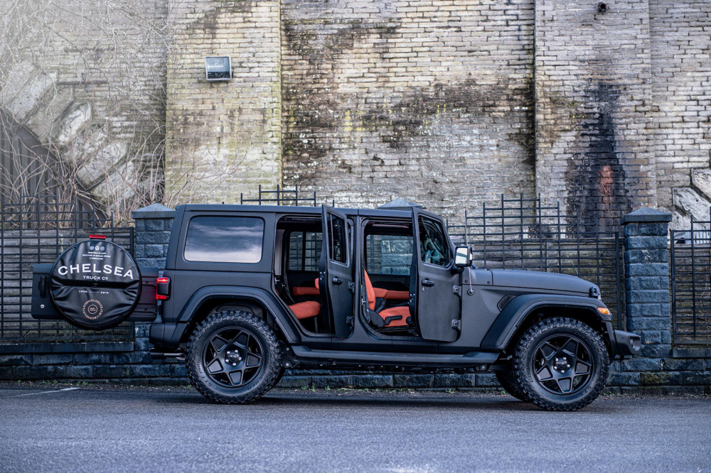 Ph&iacute;a sườn&nbsp;của phi&ecirc;n bản&nbsp;Jeep Wrangler CJ400