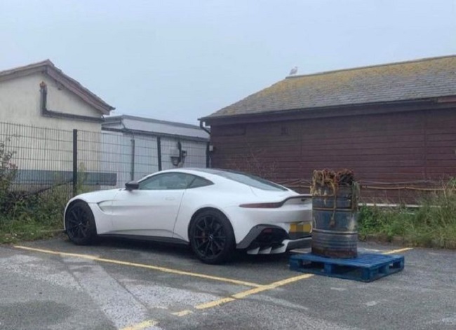 Thùng chứa xích sắt nặng khoảng nửa tấn chắn phía sau chiếc Aston Martin V8 Vantage