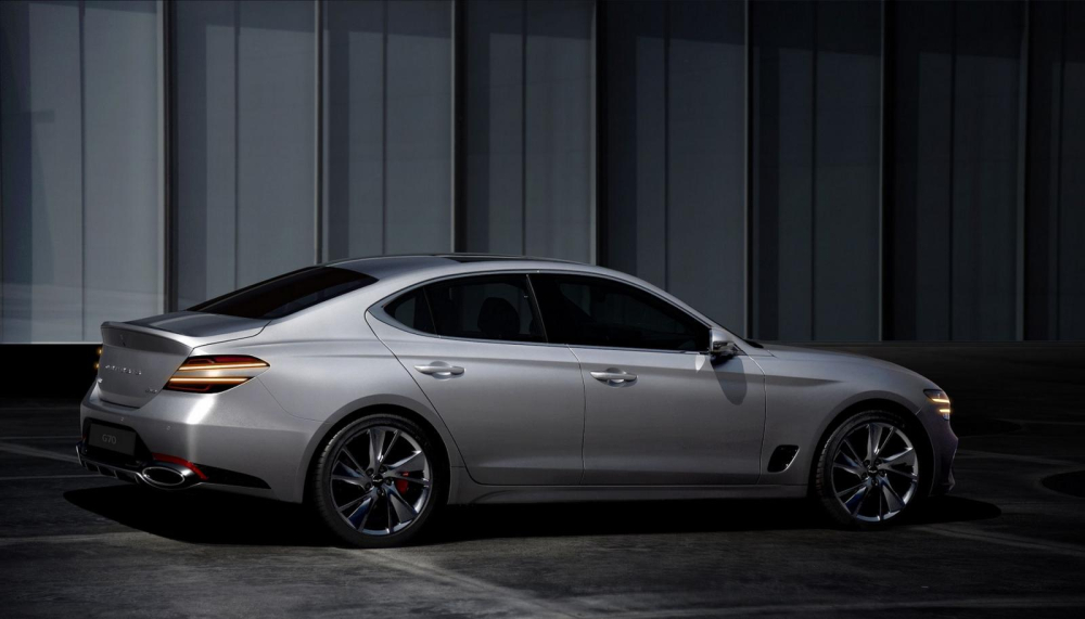 Genesis G70 2021 có cụm đèn hậu mang thiết kế giống đèn pha