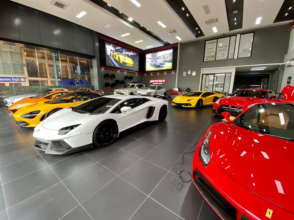 D&agrave;n si&ecirc;u xe trong showroom khủng ở L&agrave;o. Chiếc Lamborghini Aventador SVJ m&agrave;u v&agrave;ng đỗ h&agrave;ng thứ 2