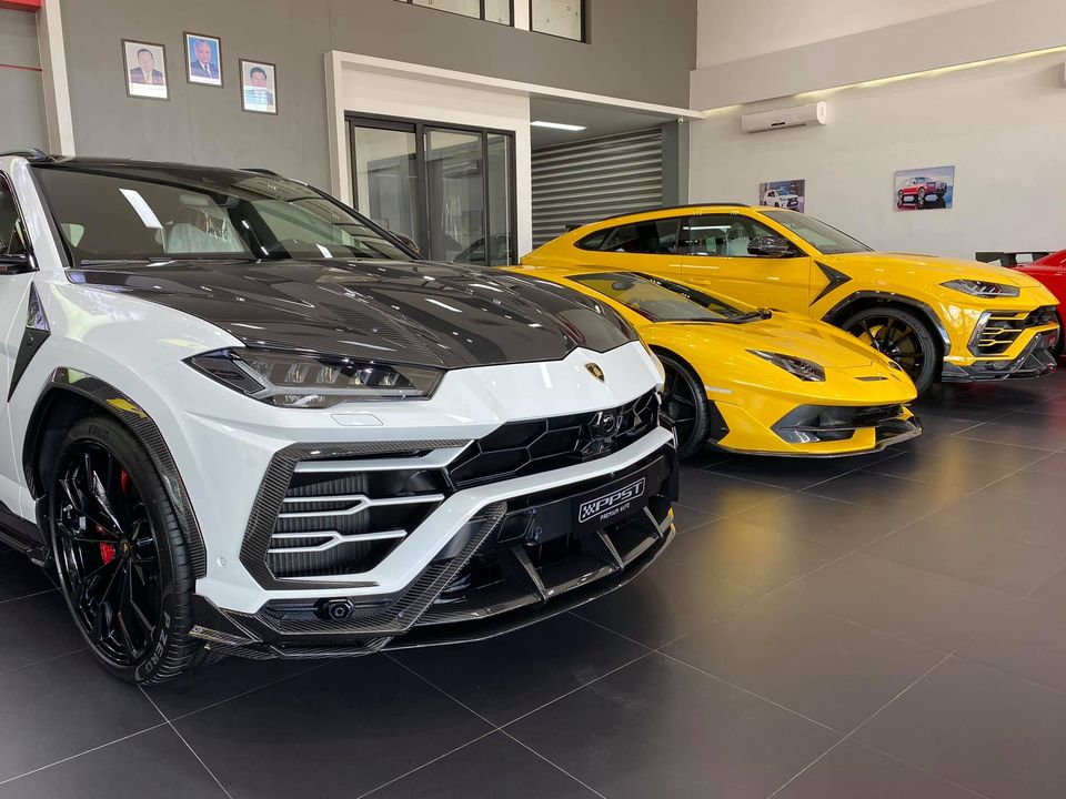 Lamborghini Aventador SVJ độc nhất nước L&agrave;o nằm lọt thỏm giữa cặp Lamborghini Urus độ khủng