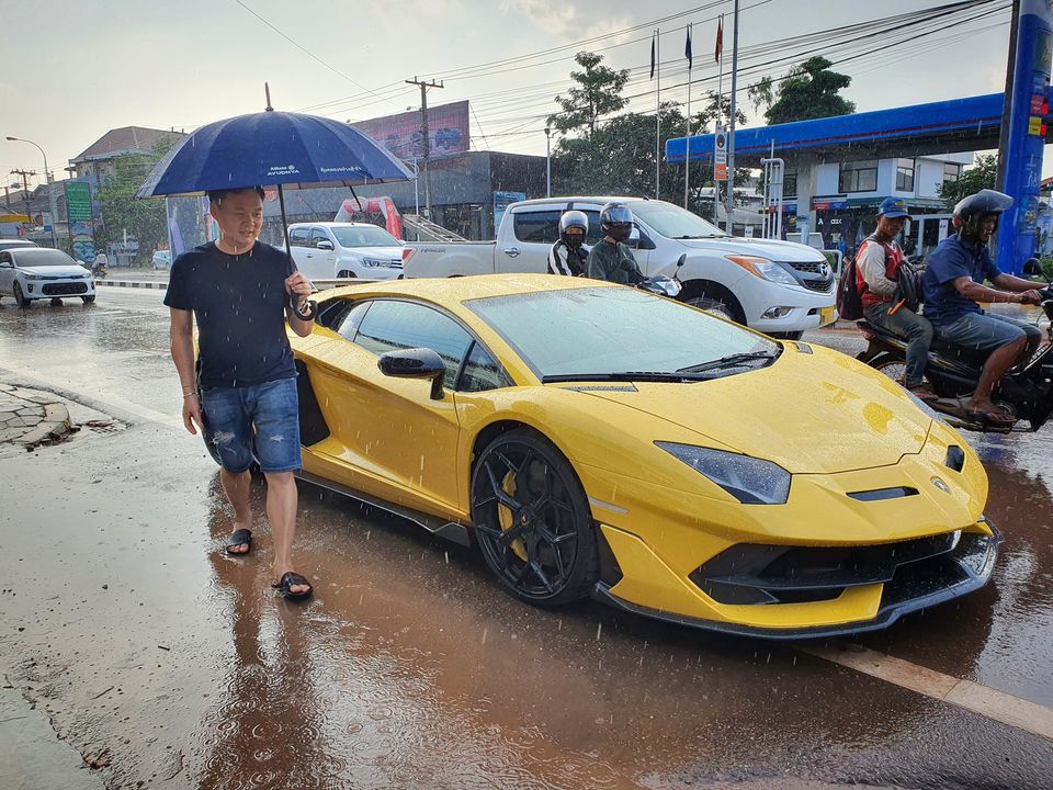 Lamborghini Aventador SVJ tr&ecirc;n đường phố ở L&agrave;o