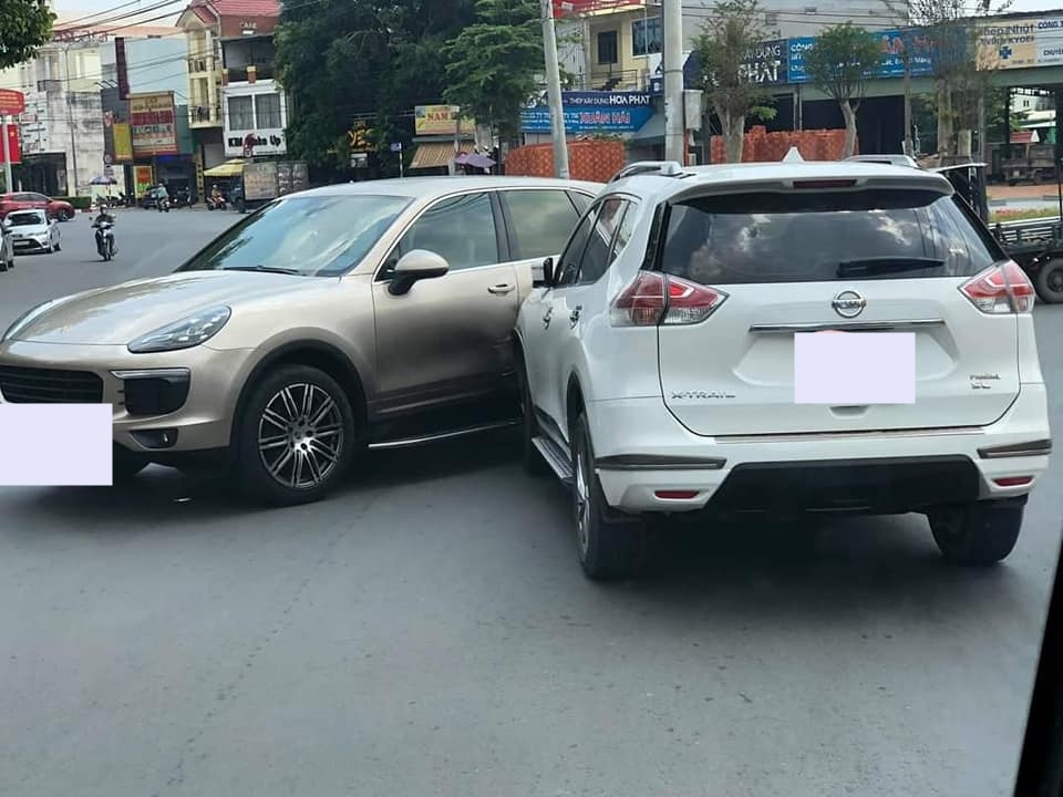Vụ va chạm này có thể khiến chiếc xe Porsche Cayenne bị hư hỏng nặng bên hông xe