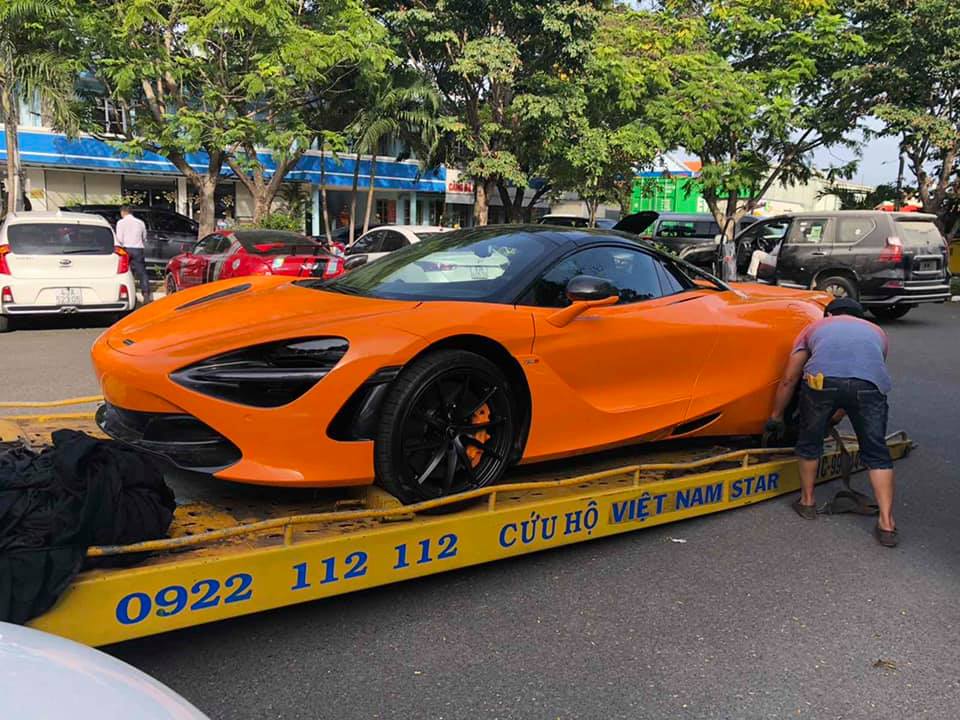 Chiếc McLaren 720S Spider màu cam nằm trên xe chuyên dụng Chiếc McLaren 720S Spider màu cam nằm trên xe chuyên dụng