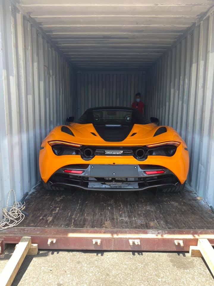 Hình ảnh chiếc siêu xe mui trần McLaren 720S Spider màu cam độc nhất Việt Nam nằm trong container trước khi được đưa ra bên ngoài. Phía ngoài có lót sẵn 2 cầu dẫn là các thanh gỗ Hình ảnh chiếc siêu xe mui trần McLaren 720S Spider màu cam độc nhất Việt Nam nằm trong container trước khi được đưa ra bên ngoài. Phía ngoài có lót sẵn 2 cầu dẫn là các thanh gỗ