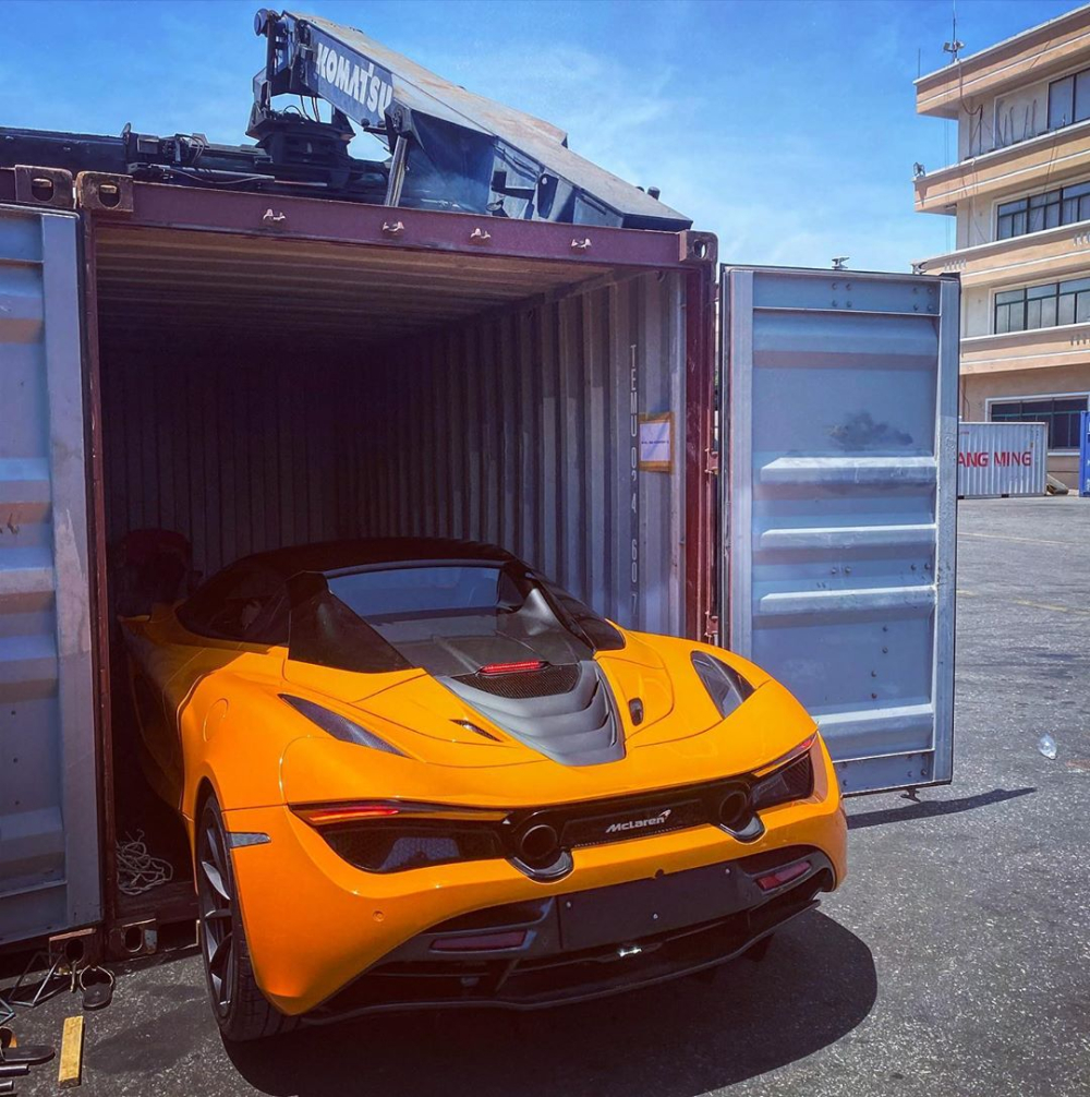 Chiếc McLaren 720S Spider màu cam này mất khoảng 45 giây để lùi từ trong container ra bên ngoài Chiếc McLaren 720S Spider màu cam này mất khoảng 45 giây để lùi từ trong container ra bên ngoài