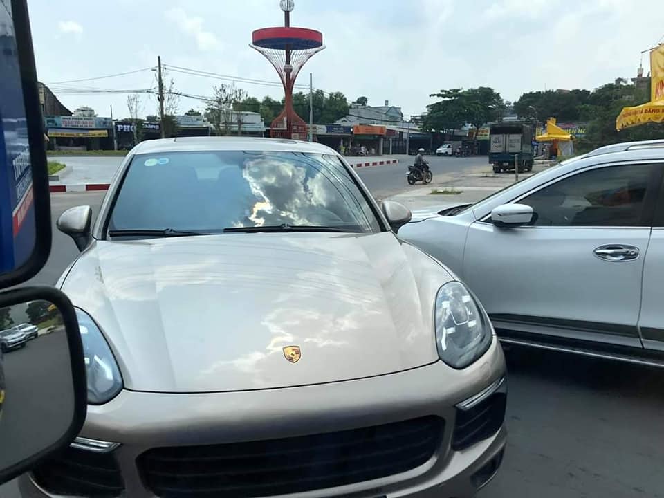 Hiện trường vụ va quẹt giao thông giữa xe Porsche Cayenne với Nissan X Trail tại Bình Dương vào trưa nay