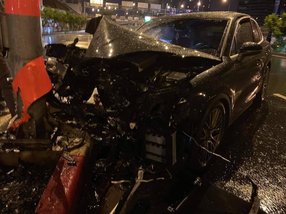 SUV hạng sang Porsche Cayenne tông dải phân cách, nát bét đầu