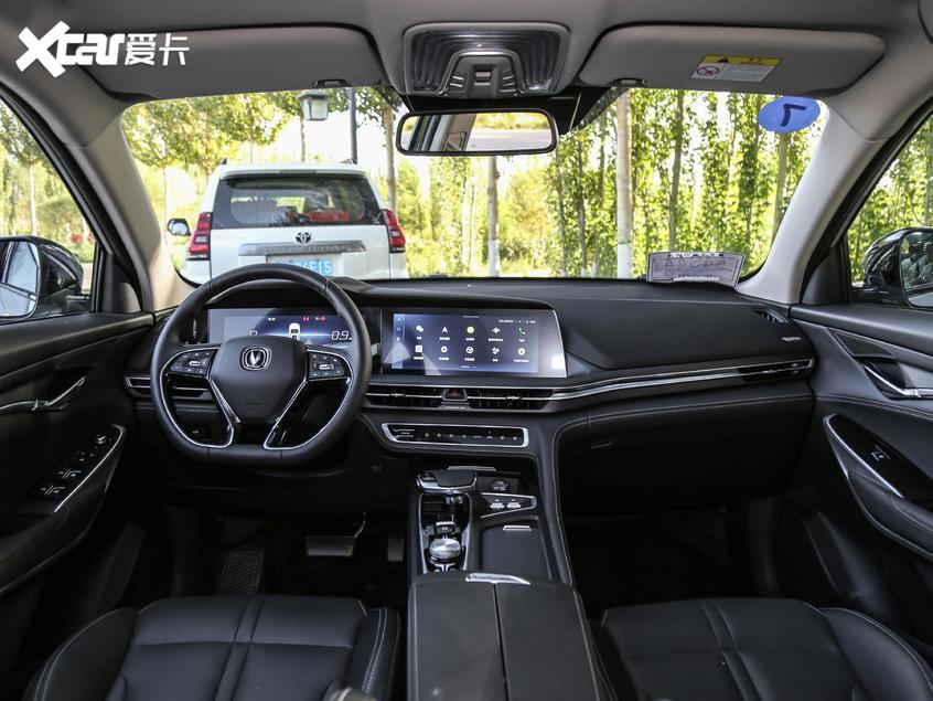 Nội thất của&nbsp;Changan CS75 Plus tr&ocirc;ng hiện đại với hệ thống m&agrave;n h&igrave;nh k&eacute;p tr&ecirc;n mặt t&aacute;p l&ocirc;