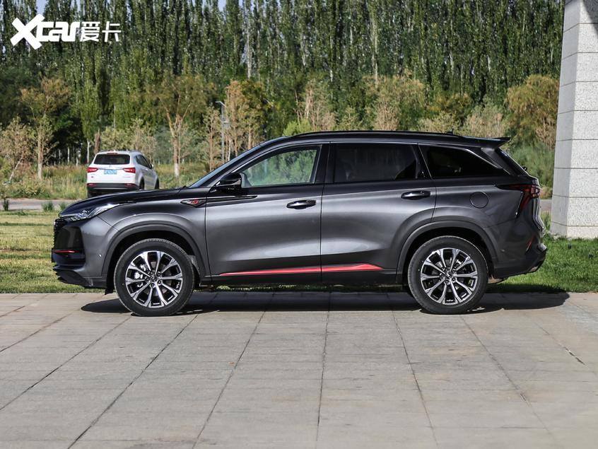 G&oacute;c nh&igrave;n b&ecirc;n sườn cho thấy&nbsp;Changan CS75 Plus c&oacute; bộ la-zăng hợp kim kh&aacute; lớn, những đường g&acirc;n nổi r&otilde;