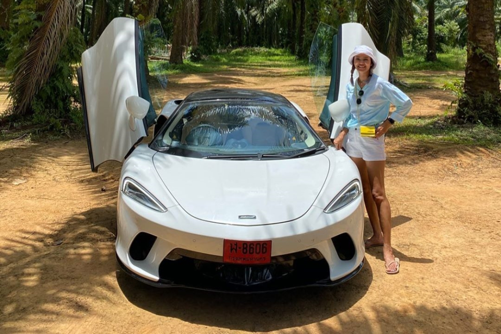 B&ecirc;n cạnh si&ecirc;u xe mới toanh McLaren GT