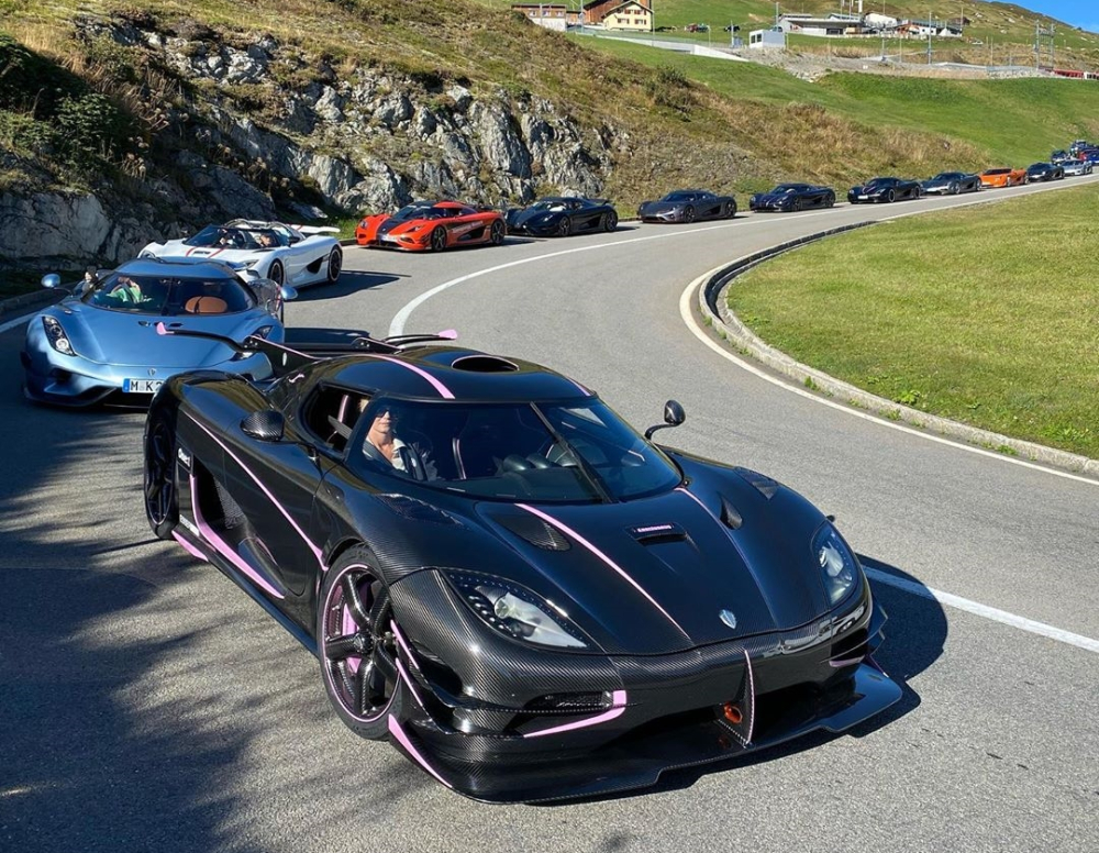 Đoàn quân Koenigsegg rồng rắn trên đường đèo ở Thuỵ Sĩ