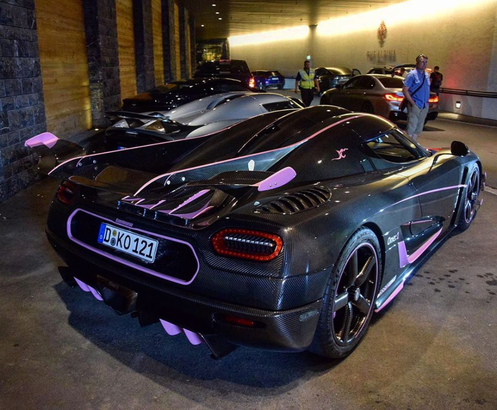 Dàn xe Koenigsegg tại bãi đỗ xe khách sạn