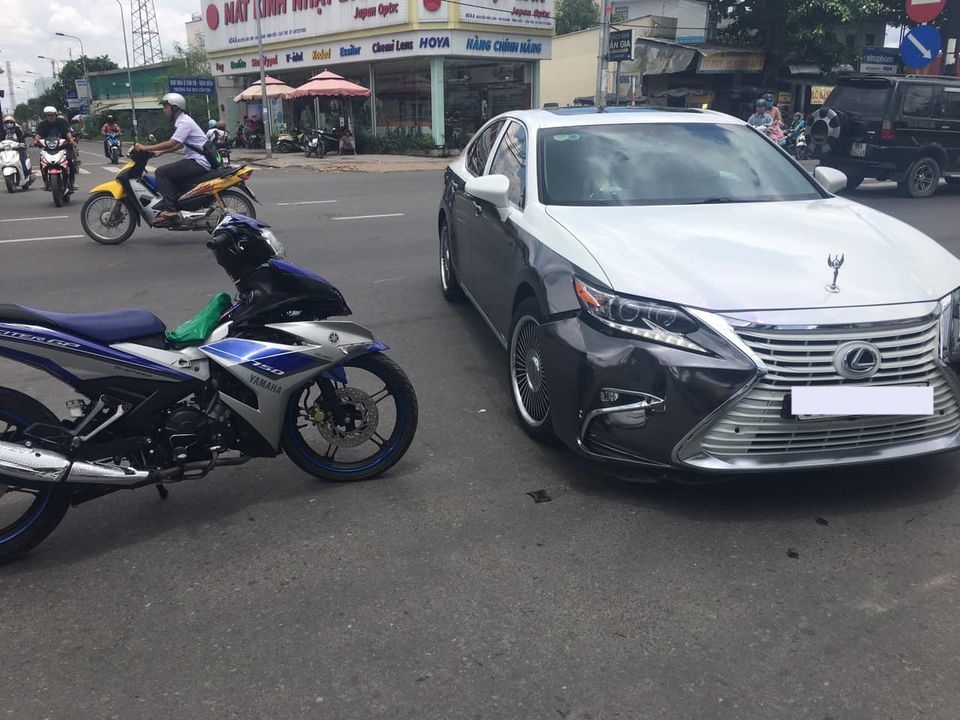 Chiếc xe sang Lexus ES hư hỏng nặng một b&ecirc;n đầu xe v&agrave; h&ocirc;ng xe sau khi bị Yamaha Exciter 150 t&ocirc;ng v&agrave;o