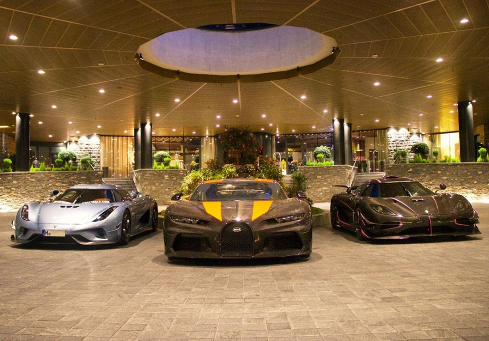 Bugatti Chiron đỗ cùng một cặp xe Koenigsegg là Regera bên trái và One:1 bên phải