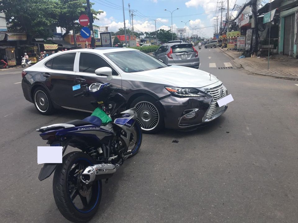 Hiện trường vụ t&agrave;i xế xe &ocirc;m c&ocirc;ng nghệ chạy xe m&aacute;y vượt đ&egrave;n đỏ t&ocirc;ng tr&uacute;ng Lexus ES ở Cần Thơ