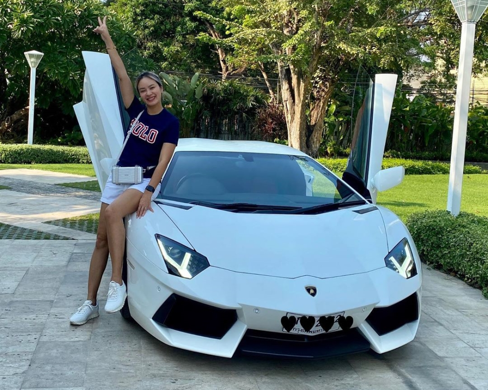 Nhưng chủ nh&acirc;n c&ograve;n c&oacute; d&agrave;n si&ecirc;u xe rất đ&aacute;ng nể, trong ảnh l&agrave; Lamborghini Aventador LP700-4