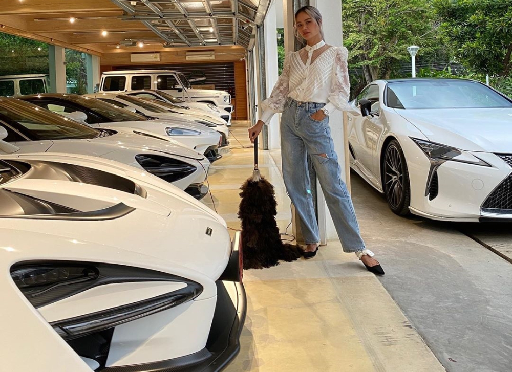 Trong garage n&agrave;y c&ograve;n lấp l&oacute; c&oacute; một chiếc Lexus LC500 v&agrave; McLaren 650S Spider