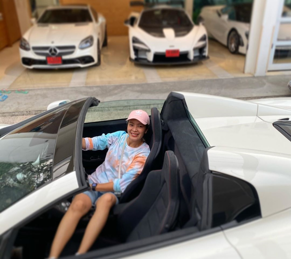 Vợ của chủ nh&acirc;n chiếc McLaren Senna m&agrave;u trắng trong khoang l&aacute;i McLaren 650S Spider