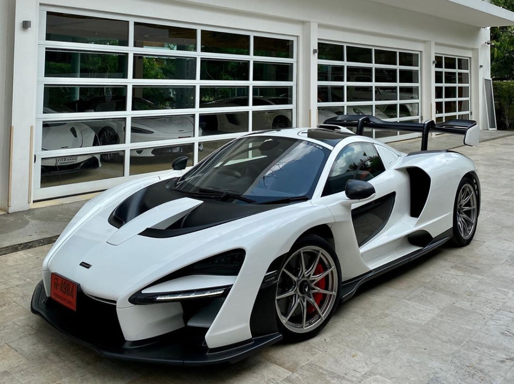 McLaren Senna đỗ ngo&agrave;i v&agrave; trong garage l&agrave; những si&ecirc;u xe như McLaren 720S, McLaren GT, Lamborghini Aventador, Porsche 911 c&ugrave;ng Mercedes-AMG G63