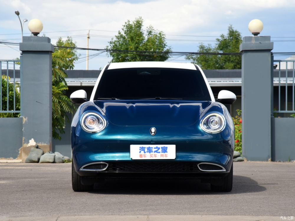 Đầu xe gợi nhớ tới c&aacute;c mẫu xe cổ điển như Volkswagen Beetle v&agrave; Porsche 911