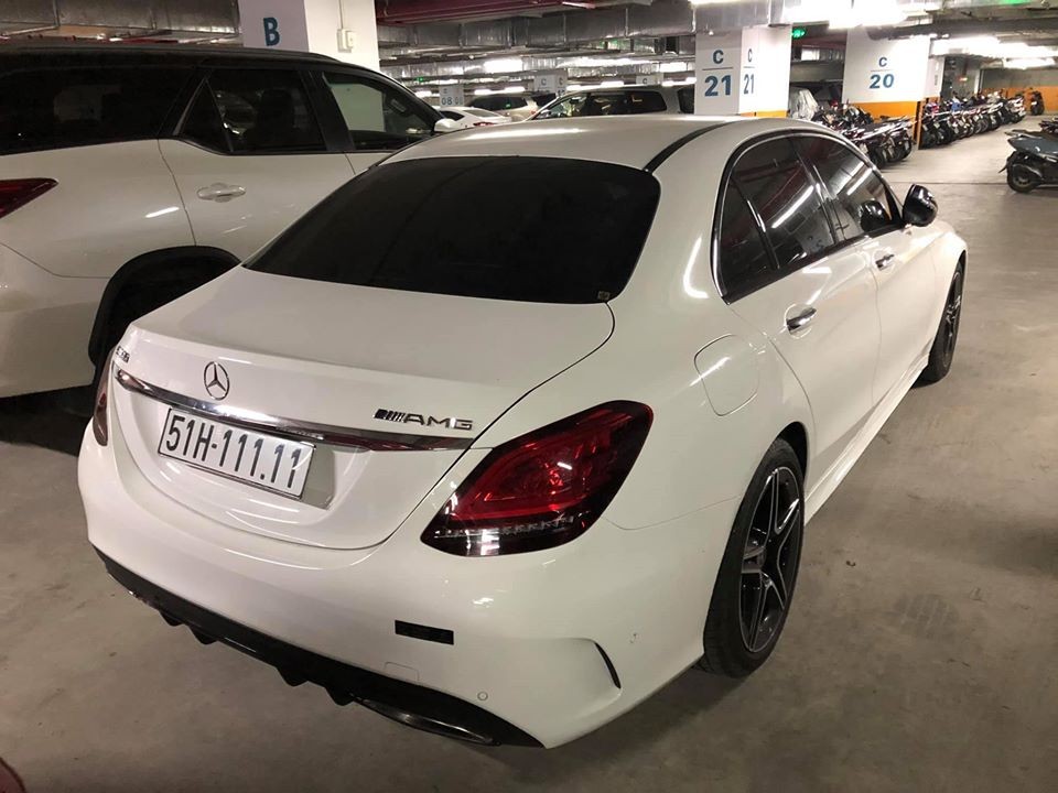 Còn đây là Mercedes-Benz C300 AMG 2020 biển Còn đây là Mercedes-Benz C300 AMG 2020 biển ngũ quý 1