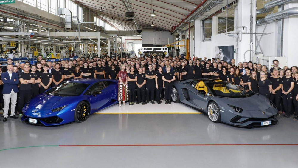 Cách đây 2 năm, Lamborghini đã sản xuất chiếc Aventador thứ 8.000 thuộc phiên bản Aventador S Roadster, xe có màu sơn xám Grigio Telesto.