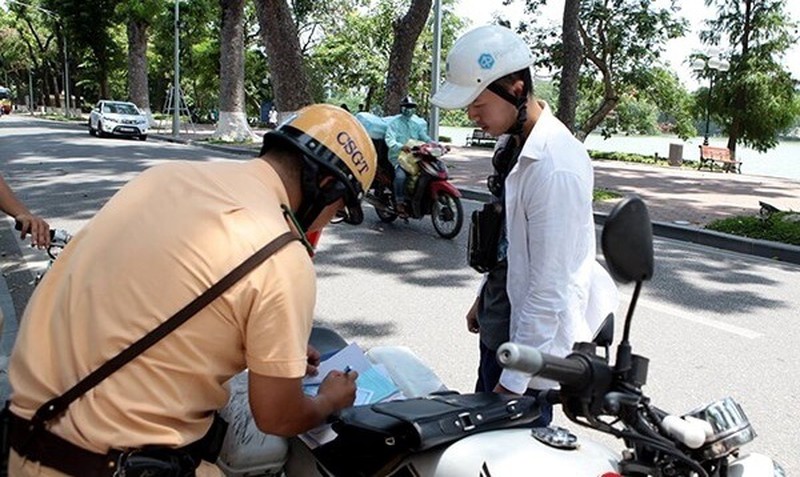 Bị tước bằng lái xe máy phải làm sao?
