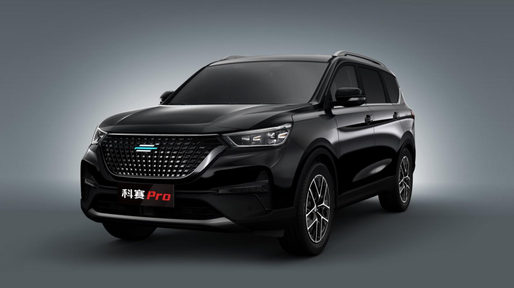 Oshan COS GT Pro là một mẫu SUV 7 chỗ trông táo bạo với nước sơn đen, cửa kính tối màu