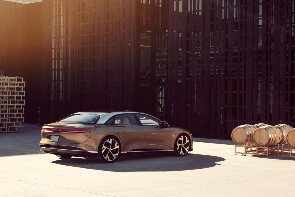 Lucid Air c&oacute; cự li di chuyển đột ph&aacute; l&ecirc;n tới 832 km tr&ecirc;n một lần sạc