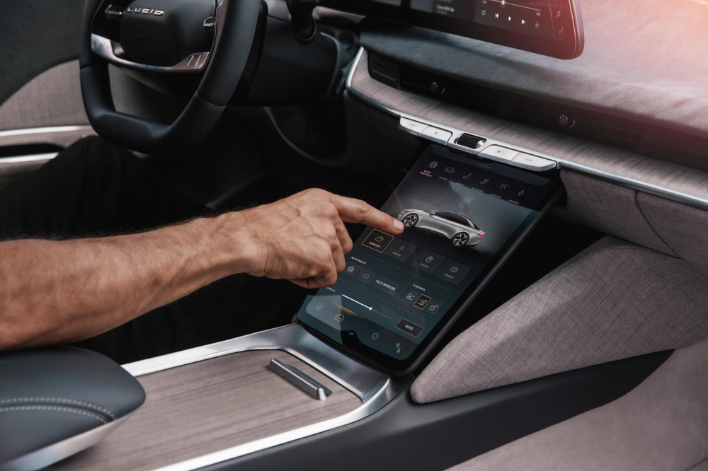 Kh&ocirc;ng chỉ c&oacute; m&agrave;n h&igrave;nh nổi tr&ecirc;n mặt t&aacute;p l&ocirc;, Lucid Air c&ograve;n c&oacute; một m&agrave;n h&igrave;nh điều khiển&nbsp;kiểu tablet ở ph&iacute;a dưới