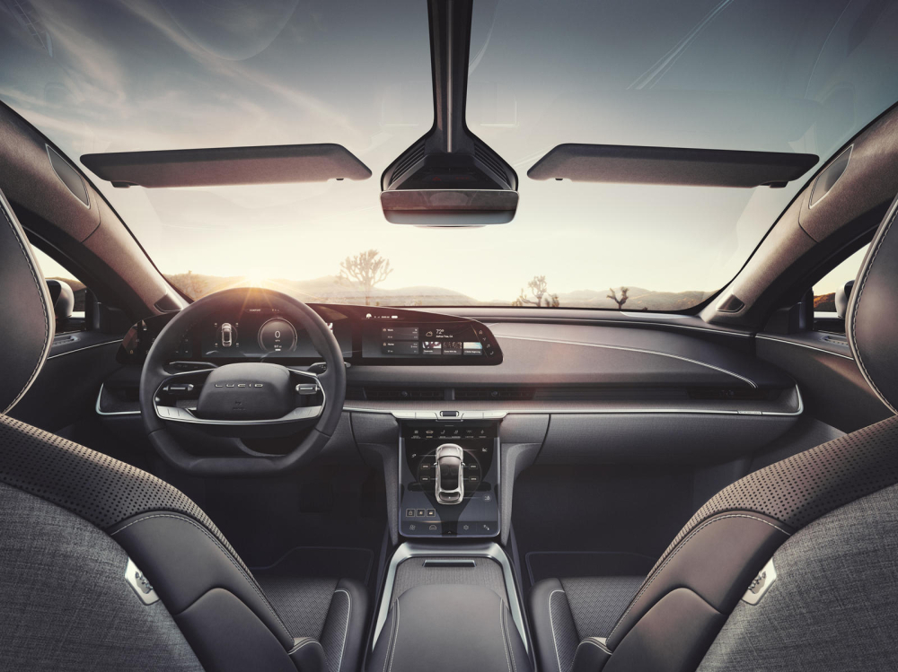 Kh&ocirc;ng gian nội thất của Lucid Air đảm bảo rộng r&atilde;i, tiện nghi v&agrave; trang bị c&ocirc;ng nghệ t&acirc;n tiến nhất