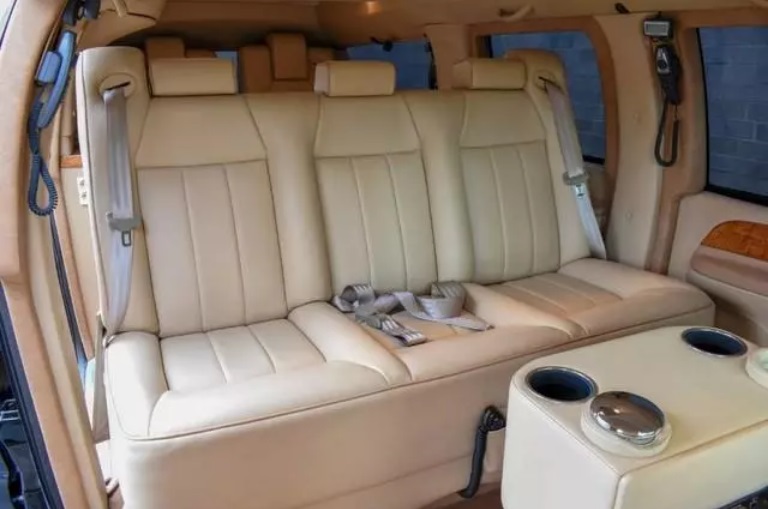 Hàng ghế giữa của chiếc Ford Excursion