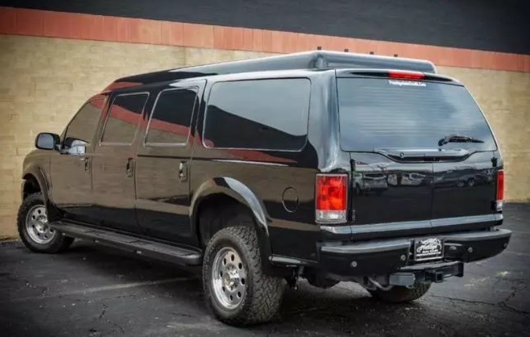 Chiếc Ford Excursion nhìn từ phía sau