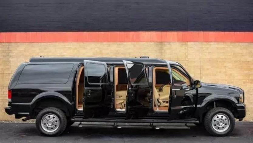 Chiếc Ford Excursion có 6 cửa