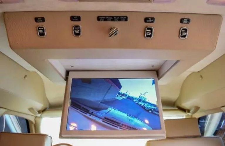 Màn hình 15 inch gập chỉnh điện của chiếc Ford Excursion