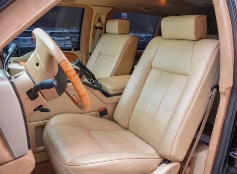Chiếc Ford Excursion mới chạy hơn 6.000 km