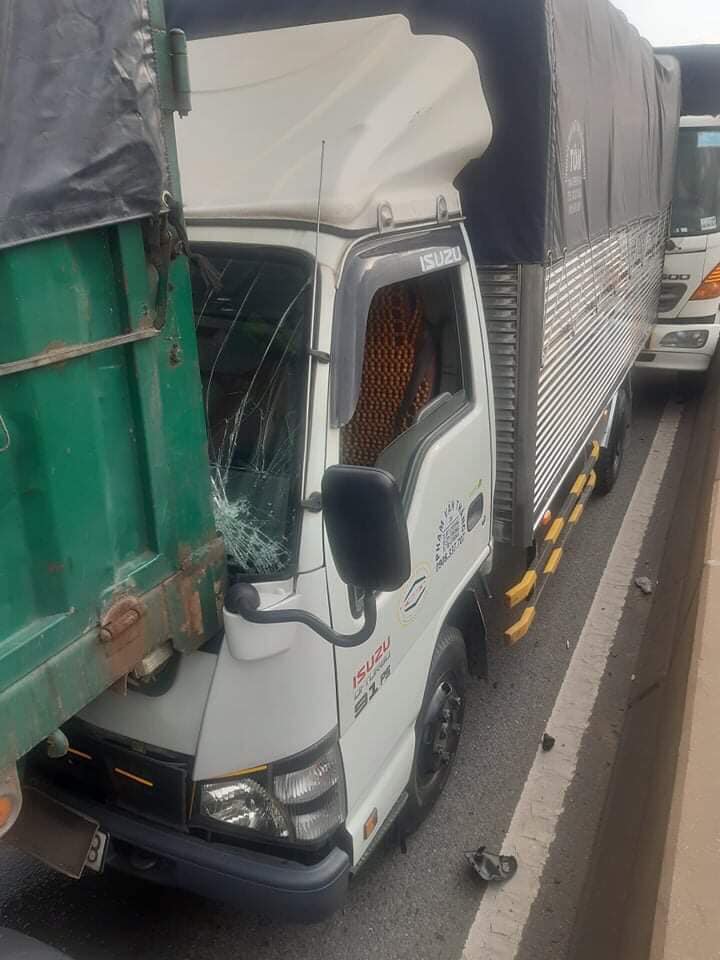 4 chiếc ô tô dính chùm với nhau sau vụ tai nạn 4 chiếc ô tô dính chùm với nhau sau vụ tai nạn